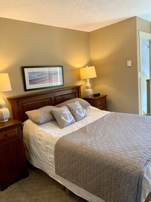 2 bedrooms, iron/ironing board, travel cot, free WiFi - Sooke Harbour Townhouse (Sooke)