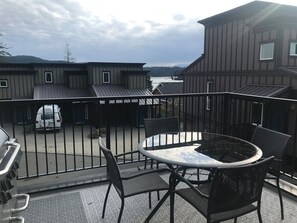 Outdoor dining - Sooke Harbour Townhouse (Sooke)