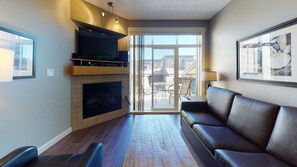 TV, fireplace - Sooke Harbour Getaway (Sooke)