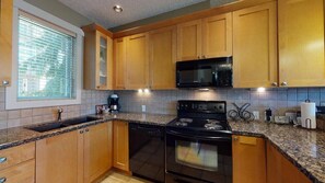Fridge, microwave, oven, stovetop - Sooke Harbour Getaway (Sooke)