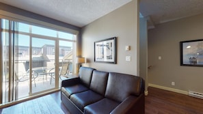 TV, fireplace - Sooke Harbour Getaway (Sooke)