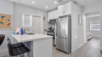 Kühlschrank, Mikrowelle, Ofen, Herdplatte