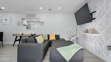 Smart-TV, Tischtennisplatte, Bücher, Stereoanlage