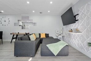 Smart-TV, Tischtennisplatte, Bücher, Stereoanlage