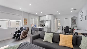 Smart-TV, Tischtennisplatte, Bücher, Stereoanlage