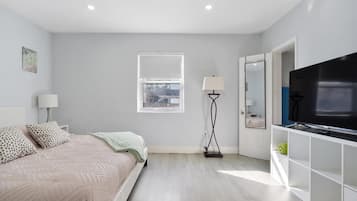 4 soverom, skrivebord, strykejern/-brett og reiseseng for barn