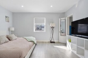 4 Schlafzimmer, Schreibtisch, Bügeleisen/Bügelbrett, Reisekinderbett