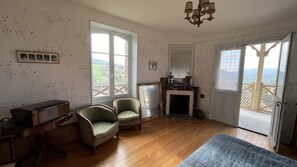 4 bedrooms, desk, iron/ironing board, WiFi