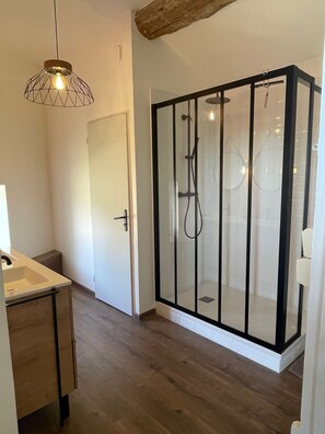 Dusche, Handtücher, Toilettenpapier