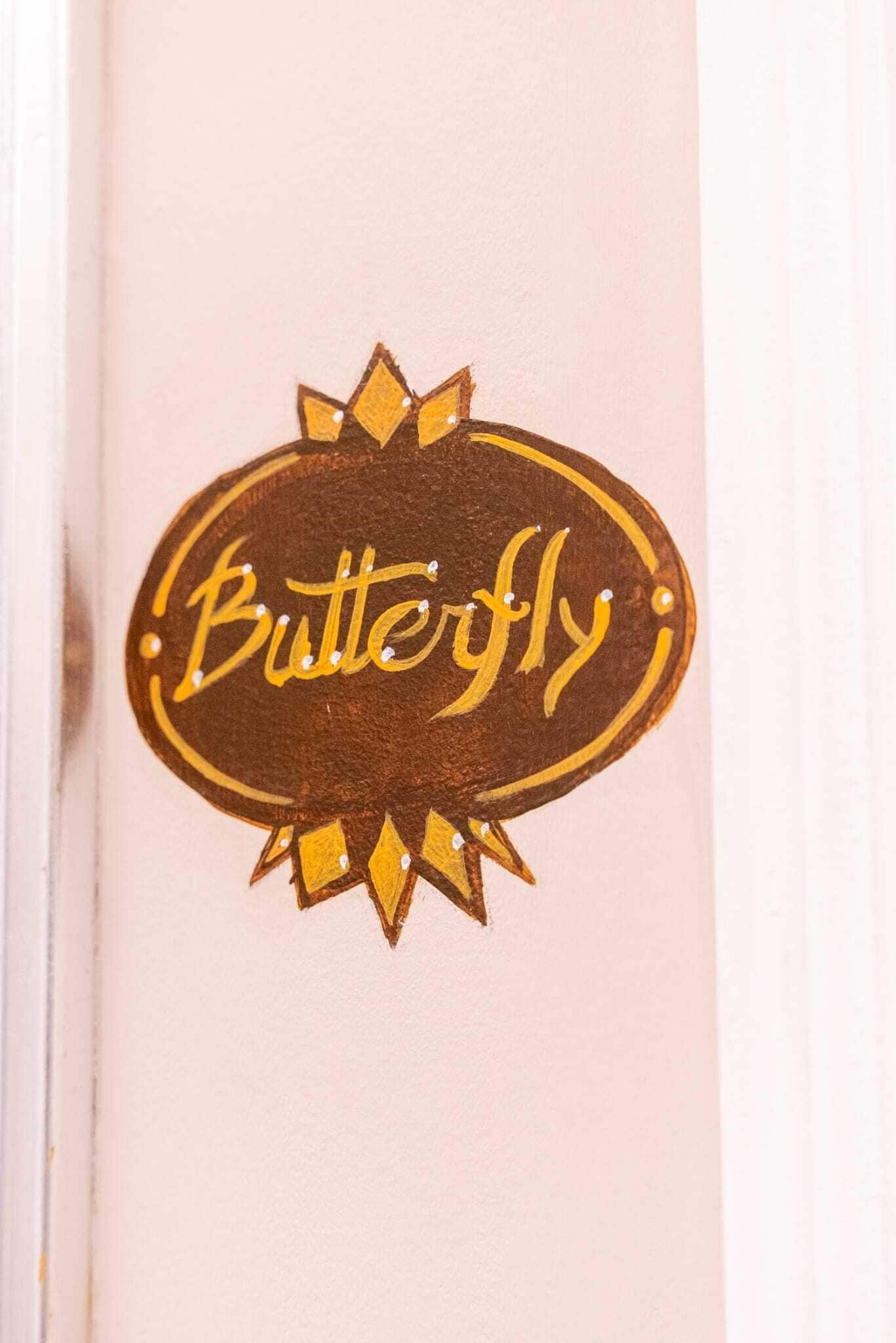 Ein Schild mit dem Wort „Butterfly“ auf weißem Hintergrund.