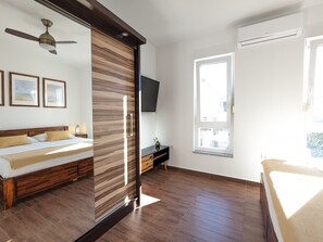 2 chambres, coffres-forts dans les chambres, bureau
