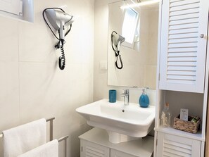 Ducha, secador de pelo, toallas y jabón