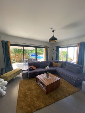 Smart TV, fireplace, video games, DVD player - Maison 5 Chambres Avec Piscine à -15 min du Centre Ville de Bordeaux (Le Bouscat)