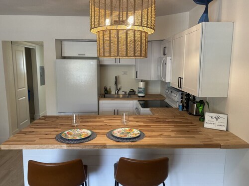 Malyn 7, Waterfront Condo, short walk to beach