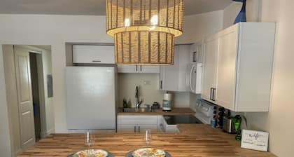 Malyn 7, Waterfront Condo, short walk to beach