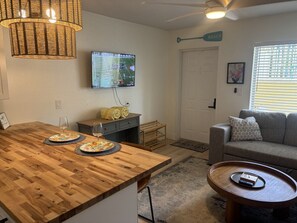 Een smart-tv en boeken