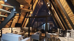 Un loft espacioso con techos altos, una cocina moderna y una zona de estar acogedora.