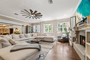 TV, fireplace, video game console, ping pong - 16 beds, 5BA, 2 Acres, Salt POOL, Spa (Seminole)