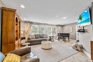 TV, fireplace, video game console, ping pong - 16 beds, 5BA, 2 Acres, Salt POOL, Spa (Seminole)