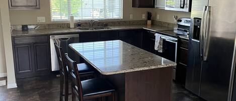 Microondas, horno, placa de cocina y lavavajillas