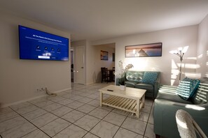 Living area - Elegant space, close to the beach, restaurants and bars! (Lantana)