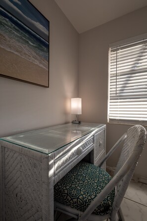 Interior - Elegant space, close to the beach, restaurants and bars! (Lantana)