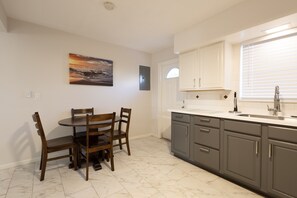 Private kitchen - Elegant space, close to the beach, restaurants and bars! (Lantana)
