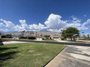 Property grounds - Luxury 3 bedroom 2 bath condo in prime Palm Springs location. (Palm Springs)