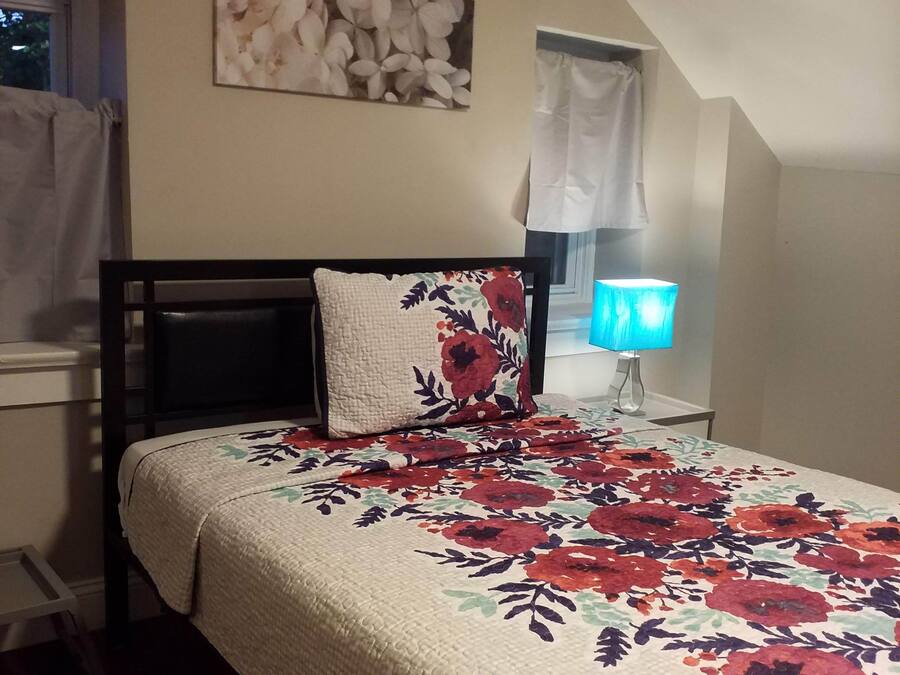 Economy-rum - 1 dubbelsäng - icke-rökare - delat badrum | Unika möbler, skrivbord, arbetsyta för laptop och mörkläggningsgardiner