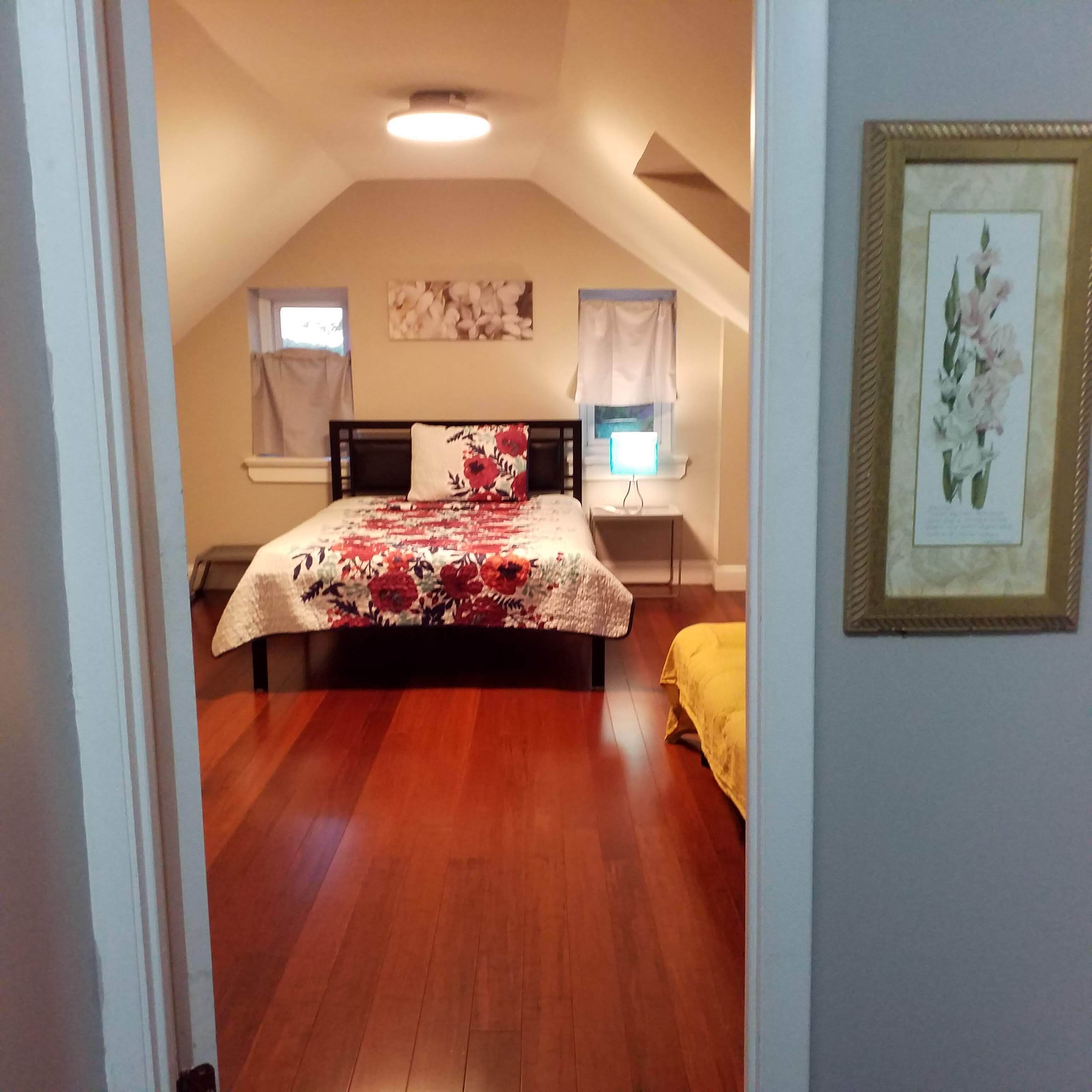 Quarto econômico, 1 cama de casal, para não fumantes, banheiro compartilhado | Individualmente mobiliados, escrivaninha