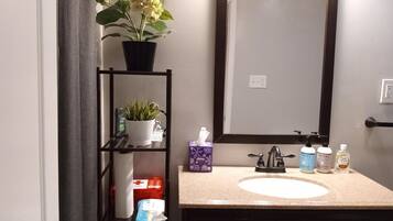 Habitación Confort | Baño | Tina, toallas, jabón, shampoo