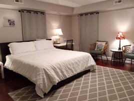 Muebles diferentes, escritorio y espacio para trabajar con laptop 