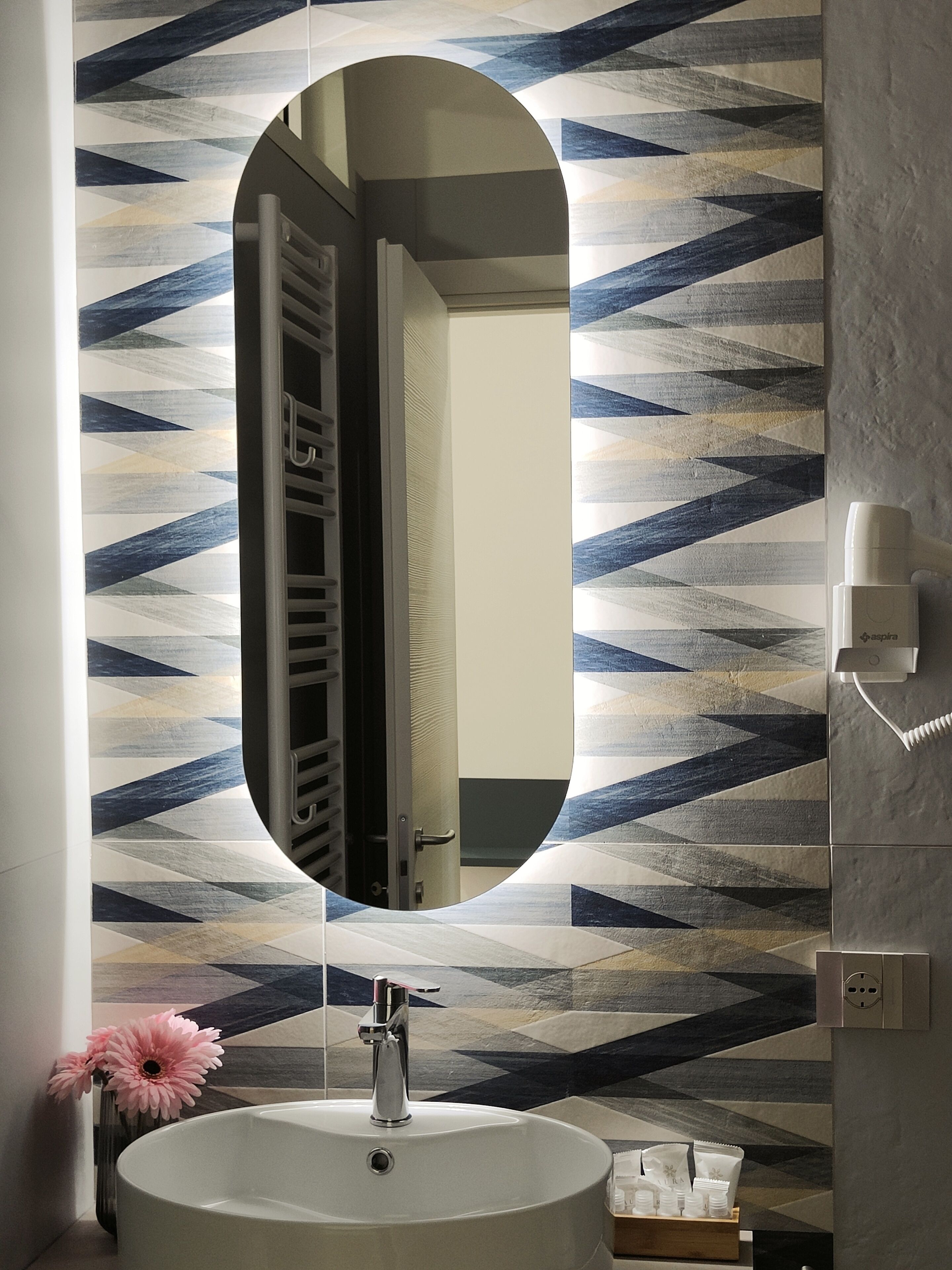 Habitación cuádruple Confort | Edredón, camas con efecto memoria, minibar y decoración personalizada 