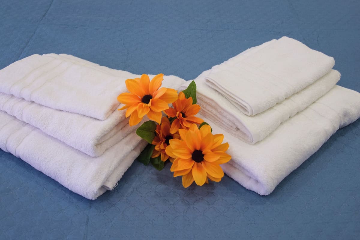 Dobbelt- eller tomannsrom – basic | Dundyner, memory foam-senger, minibar og skrivebord