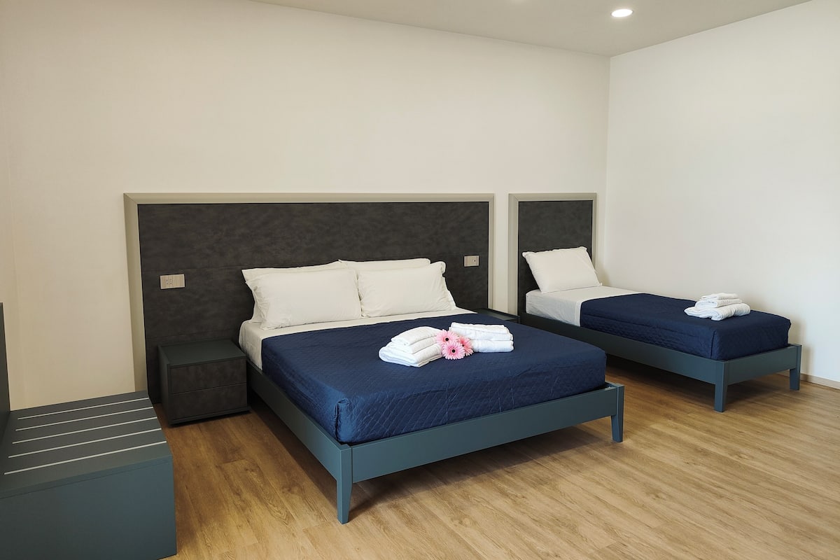 Tremannsrom – comfort | Dundyner, memory foam-senger, minibar og skrivebord
