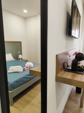 Basic-værelse med dobbeltseng eller 2 enkeltsenge | Badeværelse | Bruser, gratis toiletartikler, hårtørrer, bidet