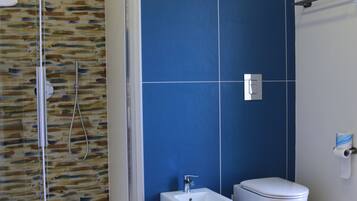 Comfort Triple Room | Bathroom | Shower, free toiletries, hair dryer, bidet