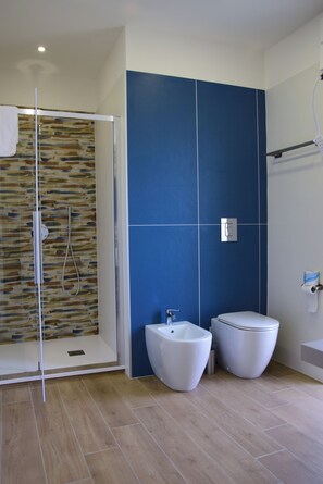 Comfort Triple Room | Bilik Mandi | Pancuran mandi, kelengkapan dandanan diri percuma, pengering rambut 