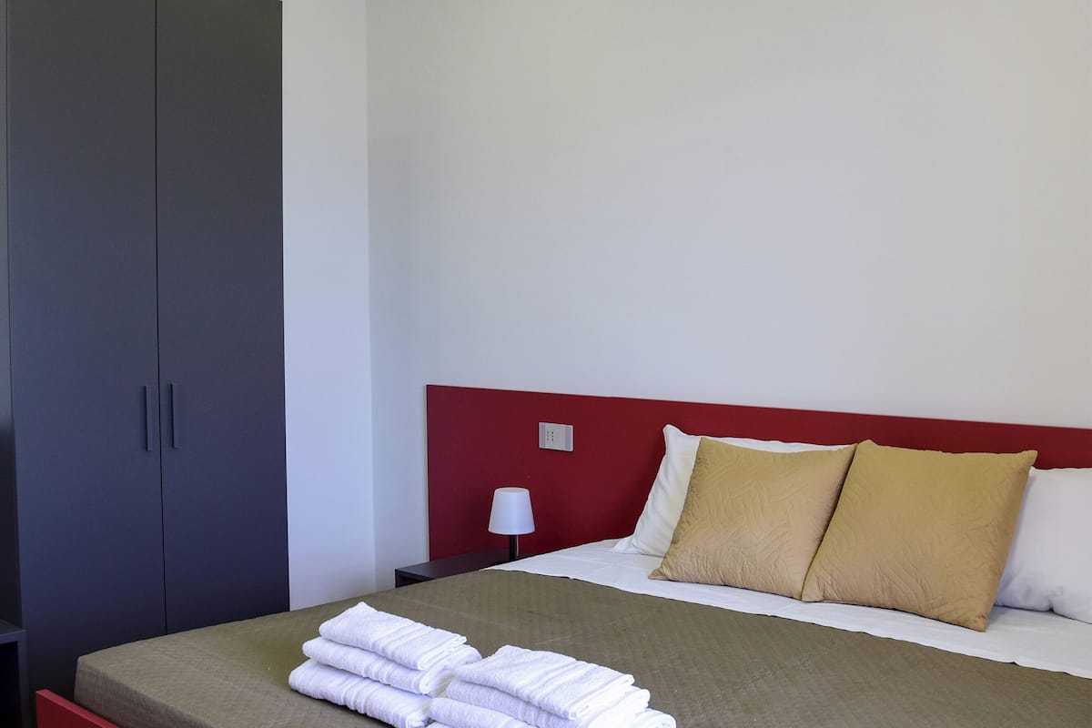 Dobbelt- eller tomannsrom – comfort | Dundyner, memory foam-senger, minibar og skrivebord