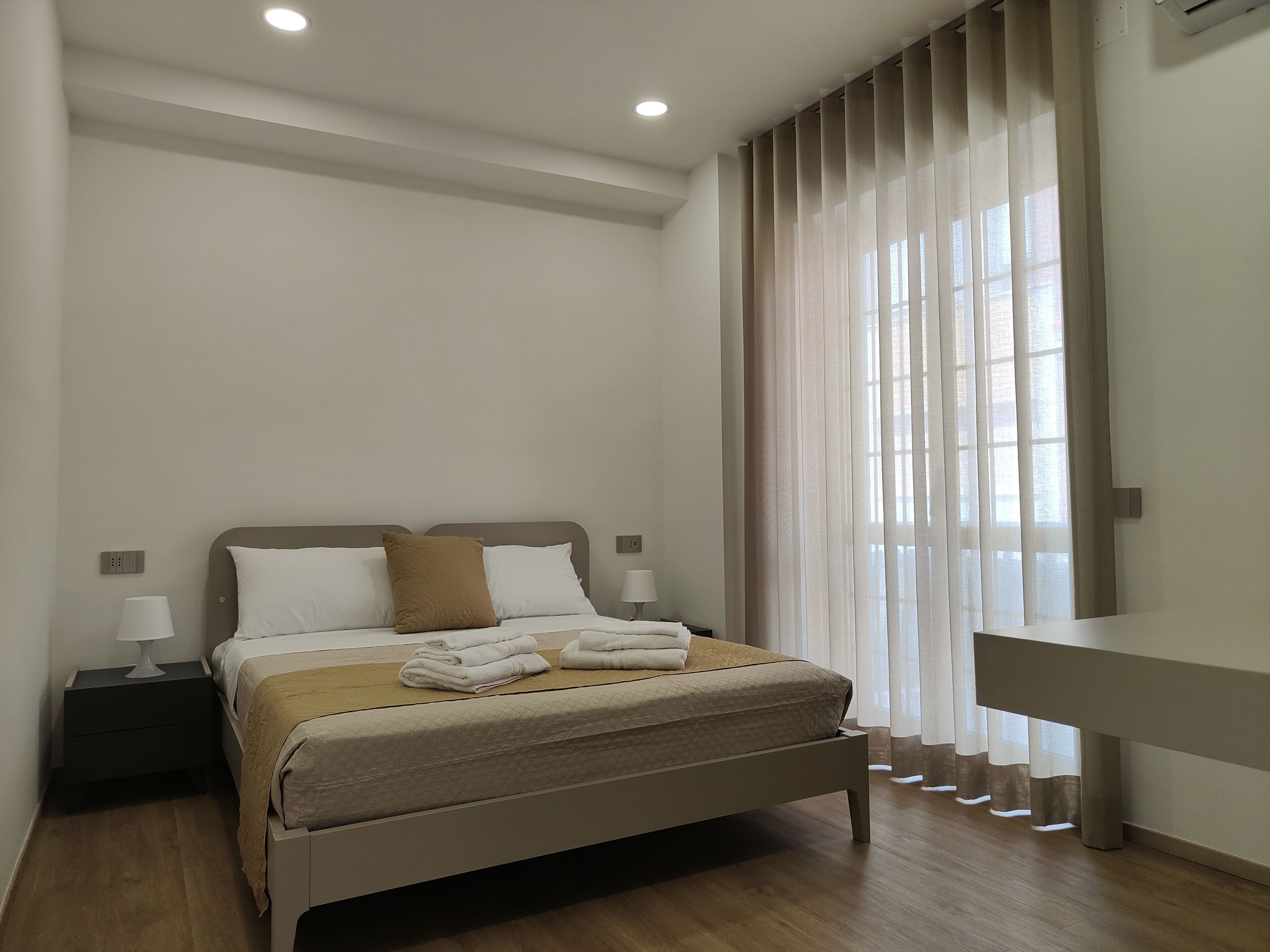 Cubrecamas, colchones con efecto memoria y minibar 