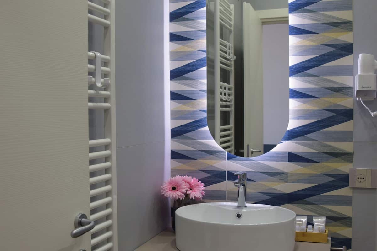 Quadrupla Comfort | Bagno | Doccia, set di cortesia gratuito, asciugacapelli, bidet