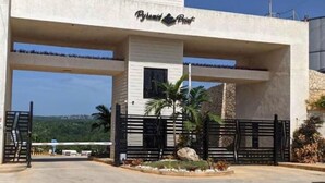 Um edifício com uma placa indicando 