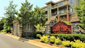 Ein mehrstöckiges Gebäude mit einer Steinfassade und einem Schild, auf dem 'Great Rock at Branson' steht.