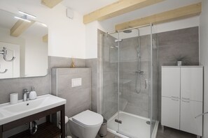 Dusche, Haartrockner, Bidet, Handtücher