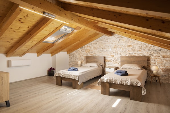 3 habitaciones, escritorio, tabla de planchar con plancha y wifi gratis