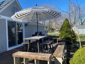Outdoor dining - Amazing compound! Wedding stays! Gatherings! Newport! Beach! (Middletown)
