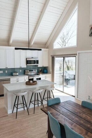 Fridge, microwave, oven, stovetop - Amazing compound! Wedding stays! Gatherings! Newport! Beach! (Middletown)