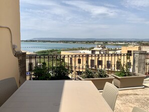 屋外ダイニングエリア