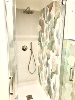 シャワー、ヘアドライヤー、ビデ、タオル