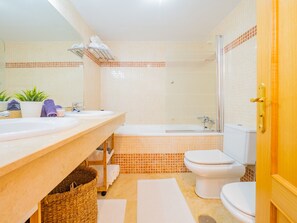 Bañera, secador de pelo, toallas